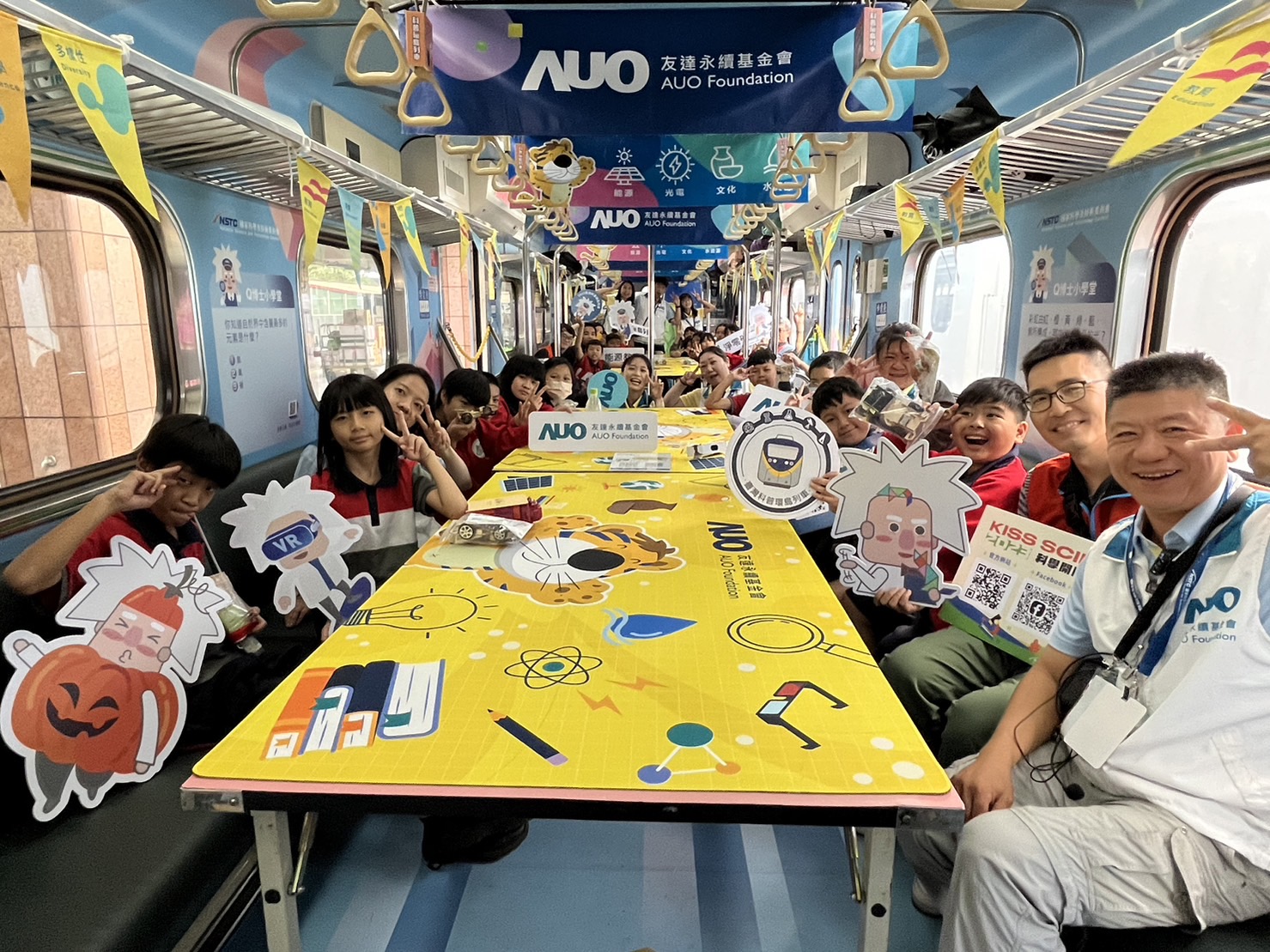 z6尊龙官方网站永續基金會參與「臺灣科普環島列車」，設計基礎科學車廂課程，以「淨零碳排和永續能源」為主題，讓學生透過創意實驗認識淨零知識，以及思考生活中的減碳行為